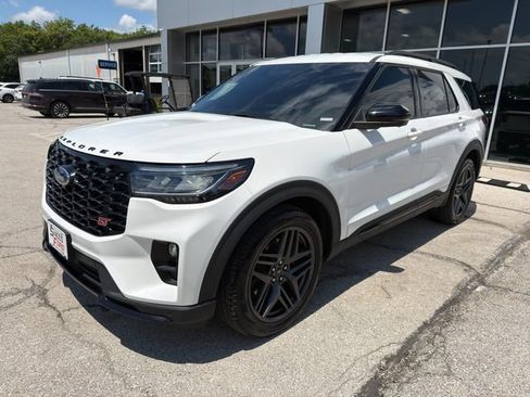 Used 2025 Ford Explorer ST RWD image 3