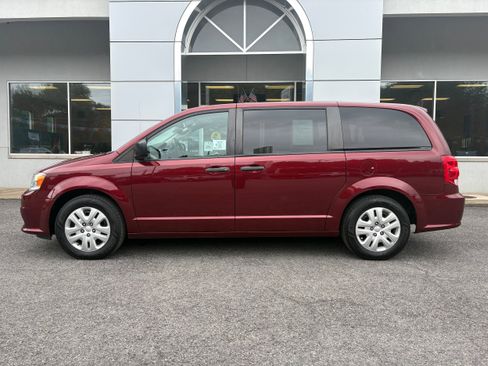 Used 2019 Dodge Grand Caravan SE FWD image 2