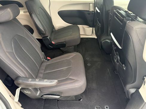 Used 2020 Chrysler Pacifica Touring FWD image 29