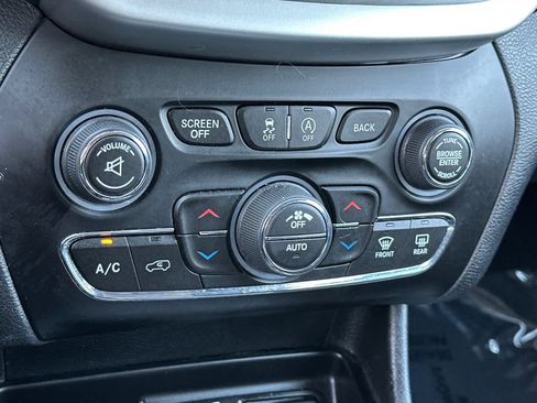 Used 2018 Jeep Cherokee Overland image 23