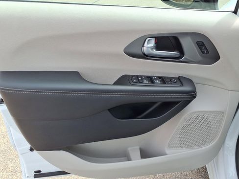 Used 2024 Chrysler Pacifica Touring-L image 17