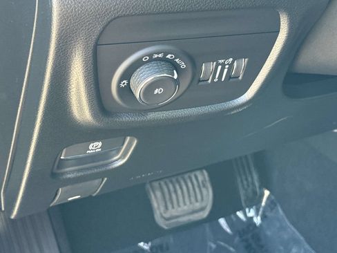 Used 2025 Jeep Grand Cherokee Limited w/ Luxury Tech Group II RWD image 32
