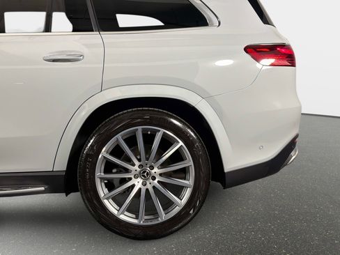 Used 2025 Mercedes-Benz GLS 580 4MATIC image 15