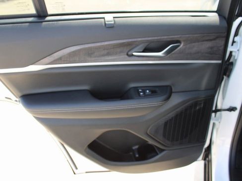 New 2025 Jeep Grand Cherokee Limited w/ Luxury Tech Group II image 38