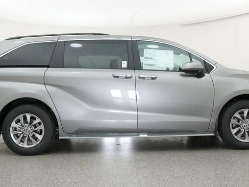 New 2026 Toyota Sienna XLE image 60