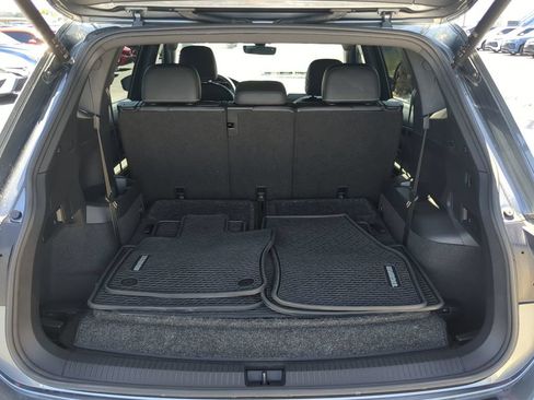 Used 2023 Volkswagen Tiguan SE R-Line FWD image 9