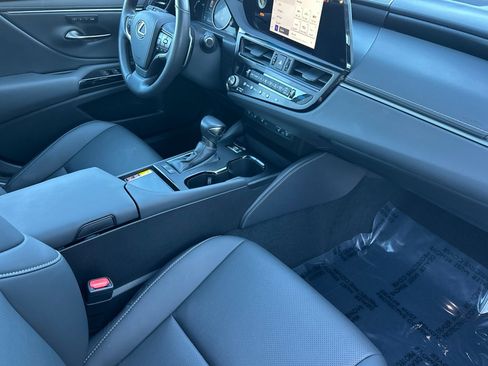 Certified 2025 Lexus ES 300h w/ Premium Package image 31