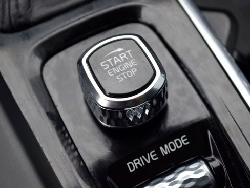 Used 2021 Volvo XC60 T5 Momentum w/ Premium Package FWD image 11