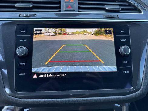 Used 2022 Volkswagen Tiguan SE w/ Panoramic Sunroof Package image 27