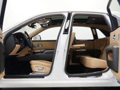 Used 2013 Rolls-Royce Ghost -Rear Theatre Configuration, S image 46