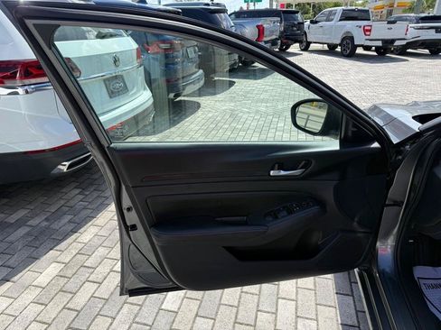 Used 2025 Nissan Altima 2.5 SV FWD image 11