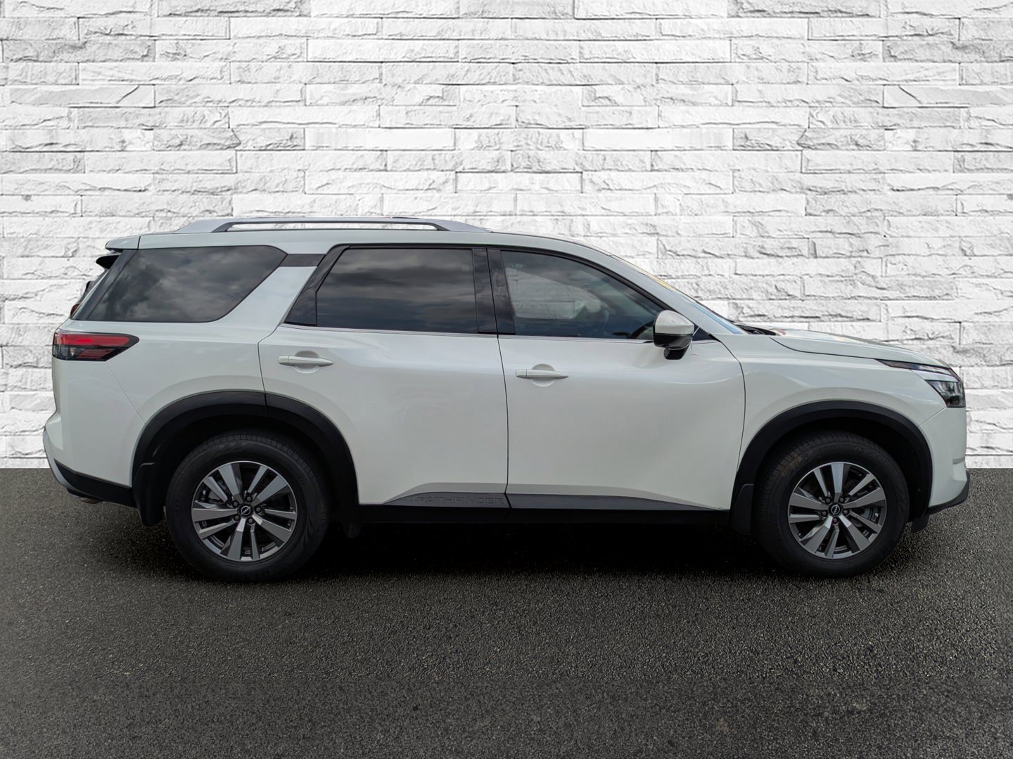 Used 2022 Nissan Pathfinder SL FWD image 5