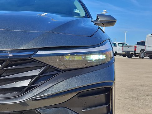 Used 2025 Hyundai Elantra Limited image 10