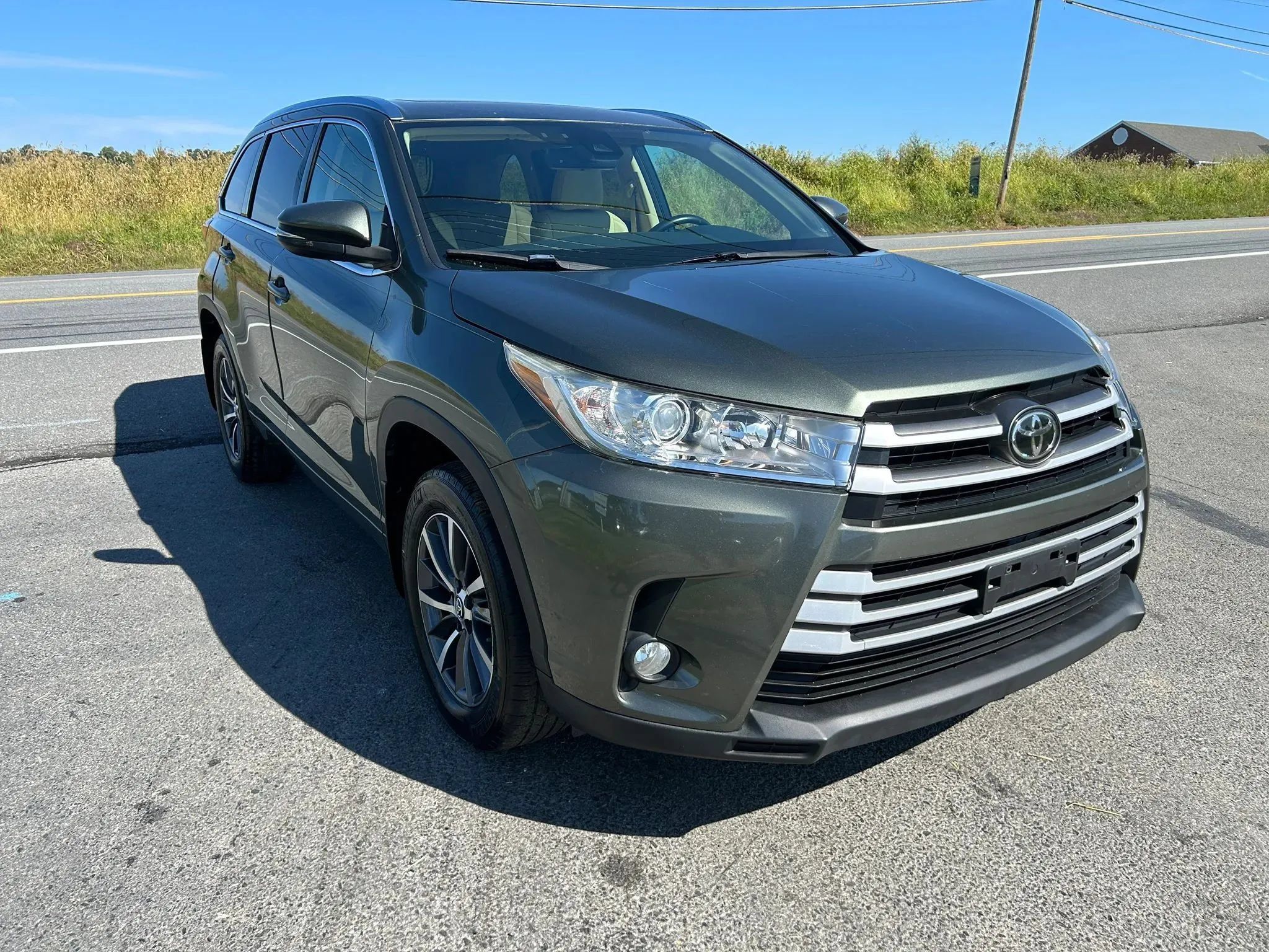 Used 2017 Toyota Highlander XLE AWD/4WD image 3