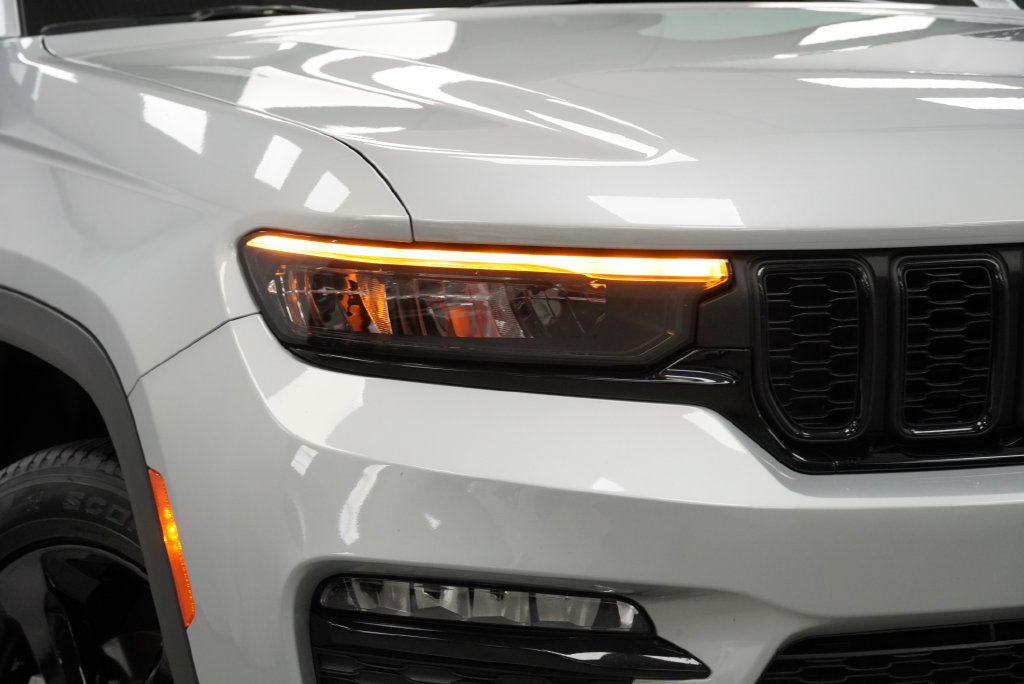 Certified 2025 Jeep Grand Cherokee Limited w/ Luxury Tech Group II AWD/4WD image 9