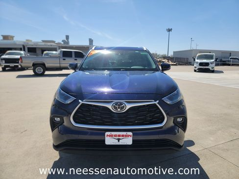 Used 2023 Toyota Highlander XLE image 2