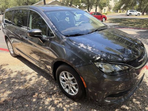 Used 2017 Chrysler Pacifica Touring FWD image 7
