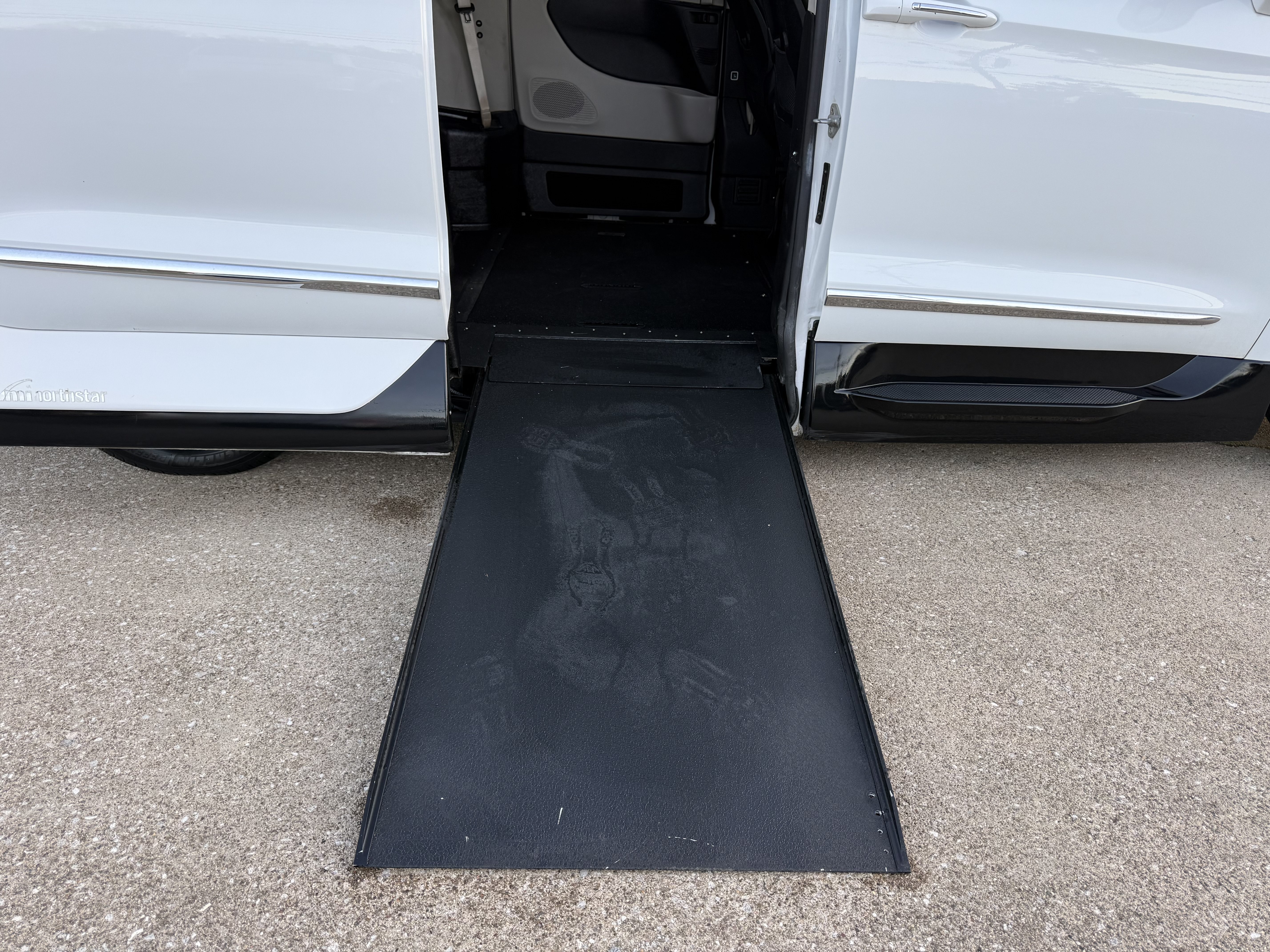 Used 2017 Chrysler Pacifica Touring-L FWD image 28