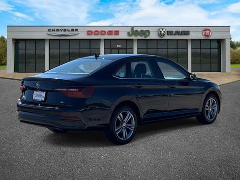 Used 2024 Volkswagen Jetta SE FWD image 4
