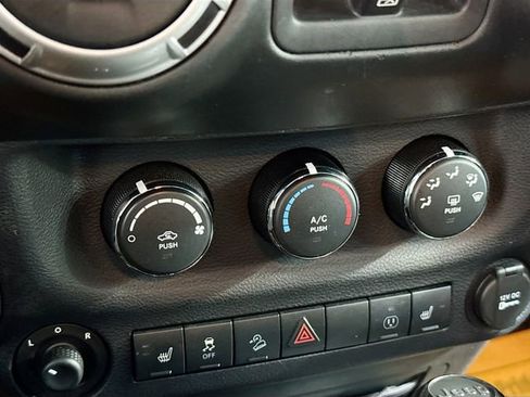 Used 2015 Jeep Wrangler Unlimited Rubicon image 16