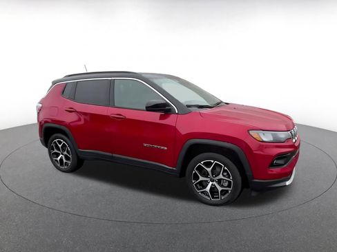 Used 2025 Jeep Compass Limited AWD/4WD image 2