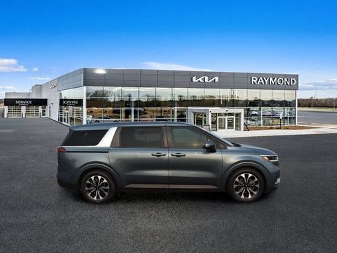 Used 2023 Kia Carnival EX FWD image 2