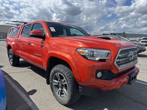 Used 2017 Toyota Tacoma TRD Sport AWD/4WD image 3