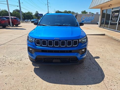 Used 2025 Jeep Compass Latitude AWD/4WD image 2