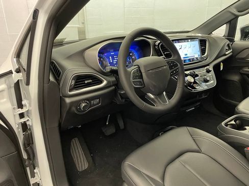 New 2027 Chrysler Pacifica Select AWD/4WD image 13