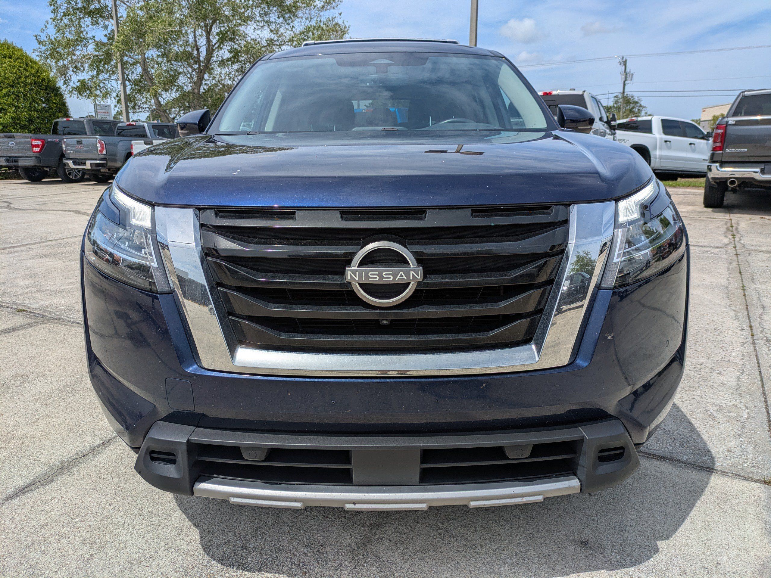 Used 2023 Nissan Pathfinder SL FWD image 9