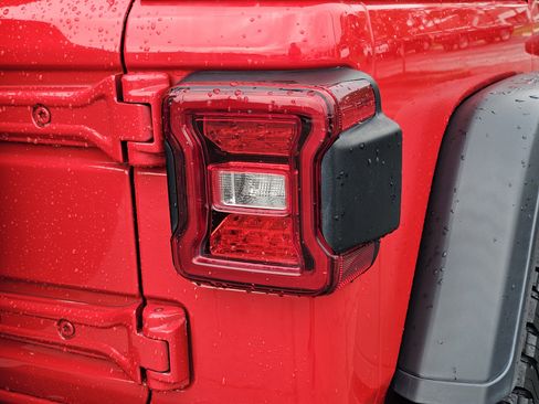 Used 2022 Jeep Wrangler Unlimited Rubicon 4xe w/ Cold Weather Group AWD/4WD image 11
