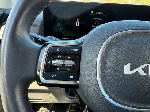 Used 2025 Kia Carnival FWD image 27