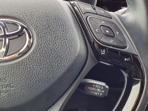 Used 2018 Toyota C-HR XLE FWD image 16