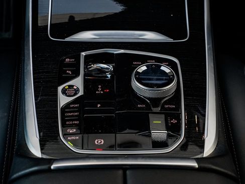 Used 2025 BMW X7 M60i image 16
