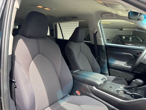 Used 2025 Toyota Highlander LE FWD image 16