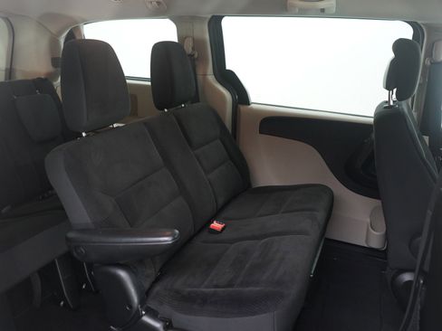 Used 2018 Dodge Grand Caravan SE image 12