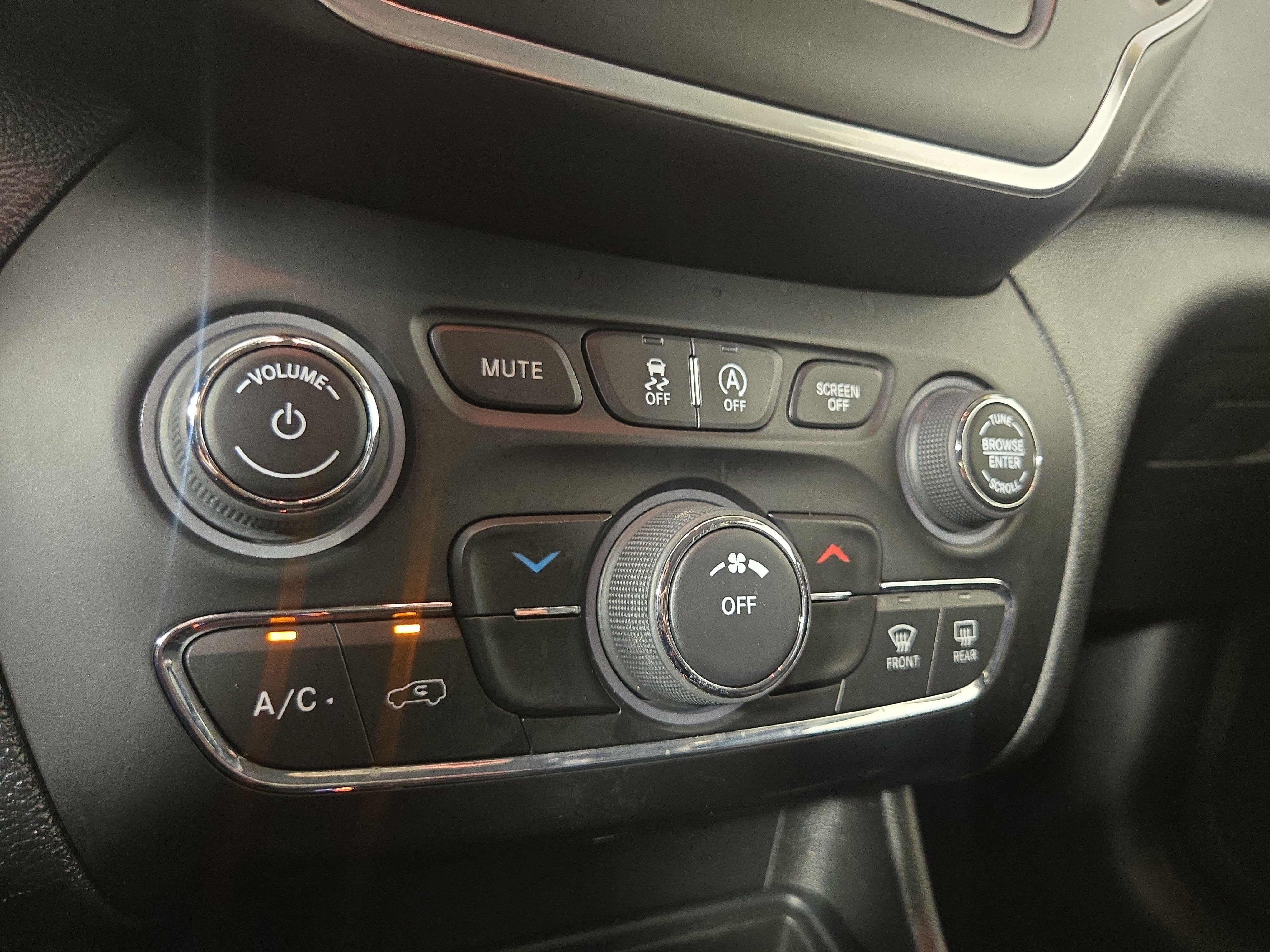 Used 2020 Jeep Cherokee Latitude Plus AWD/4WD image 27