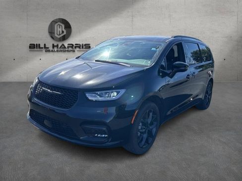 Used 2024 Chrysler Pacifica Limited w/ S Appearance Package image 1