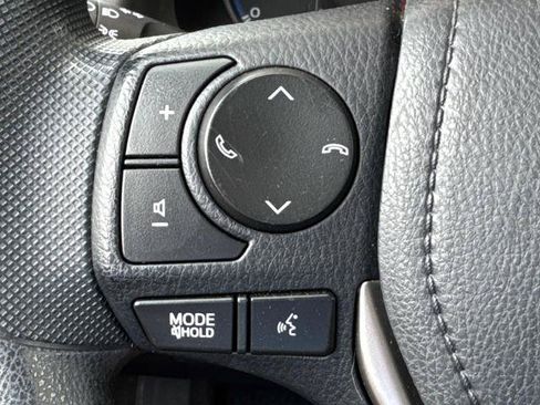 Used 2018 Toyota RAV4 LE FWD image 25