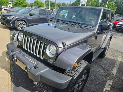 Used 2017 Jeep Wrangler Sahara w/ Connectivity Group AWD/4WD image 5