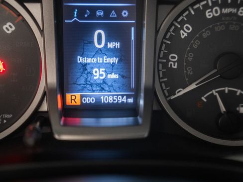Used 2018 Toyota Tacoma SR5 AWD/4WD image 48