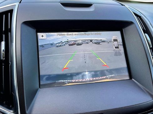 Used 2018 Ford Edge Titanium FWD image 21