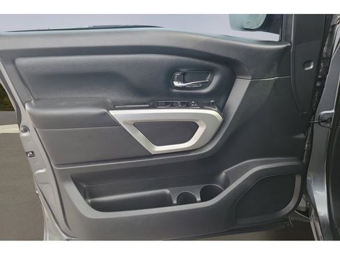Used 2018 Nissan Titan SV RWD image 13