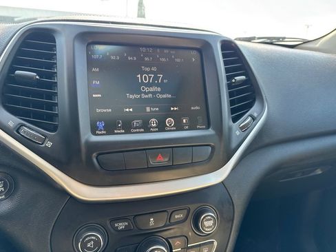 Used 2015 Jeep Cherokee Latitude w/ Comfort/Convenience Group FWD image 2