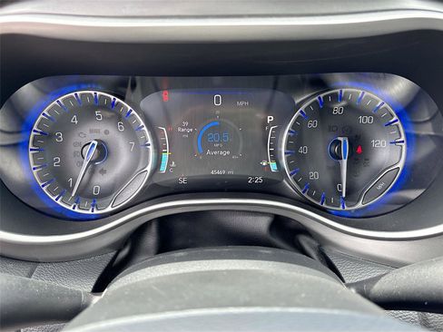 Used 2025 Chrysler Pacifica Select FWD image 12