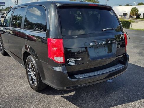 Used 2018 Dodge Grand Caravan SXT w/ Blacktop Package FWD image 5