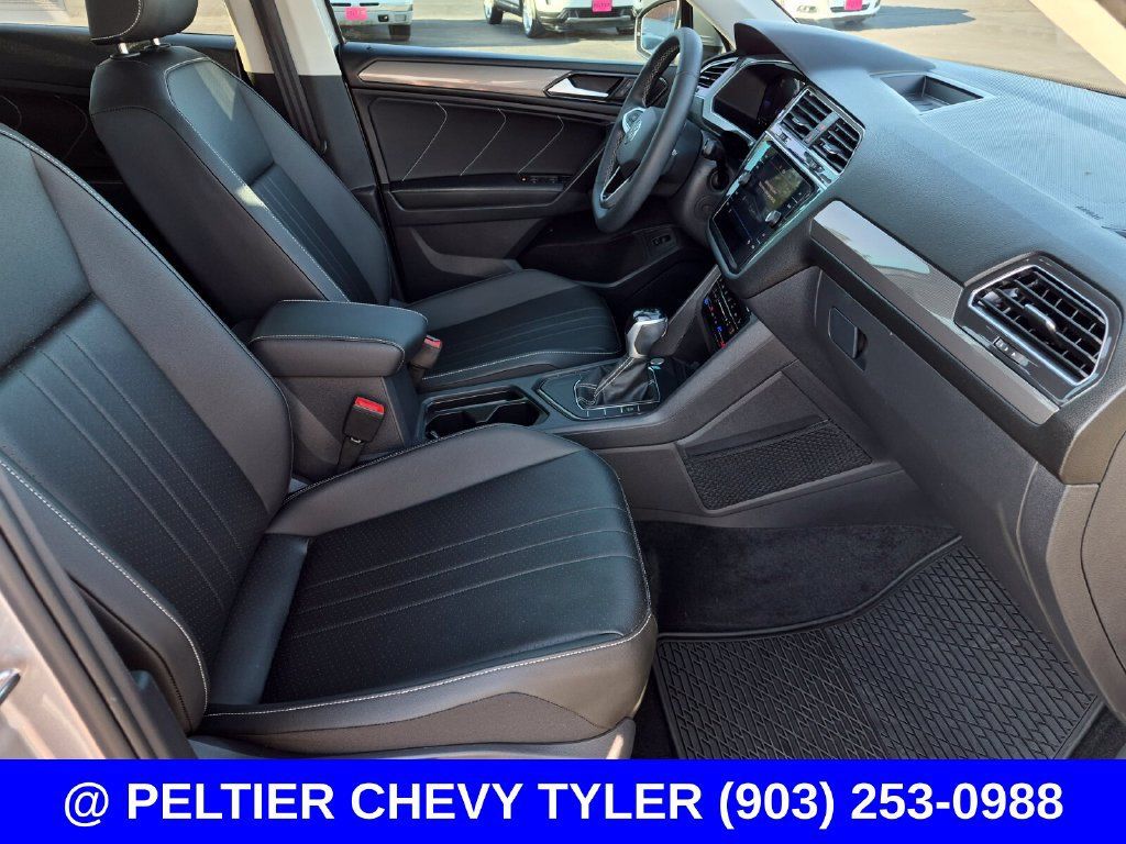Used 2023 Volkswagen Tiguan SE w/ Panoramic Sunroof Package FWD image 12