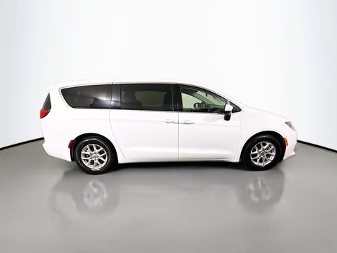 Used 2022 Chrysler Voyager LX FWD image 11