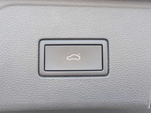 Used 2025 Volkswagen Atlas SE FWD image 14