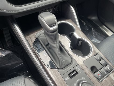 Used 2024 Toyota Highlander Platinum image 28